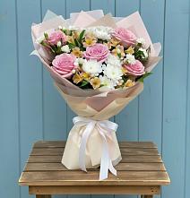 Букет цветов из:  Гвоздики, Орхидеи и Розы в Горки