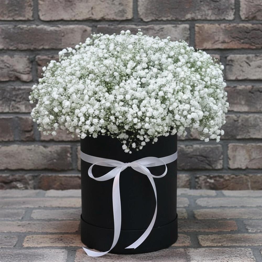 Цветочная композиция из Гипсофила в шляпной коробке в Горки