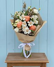 Букет цветов из:  Альстромерии, Лизиантусы, Розы и Хризантемы в Горки