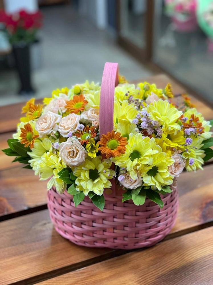 Цветочная композиция из Хризантемы и Розы в корзине в Горки