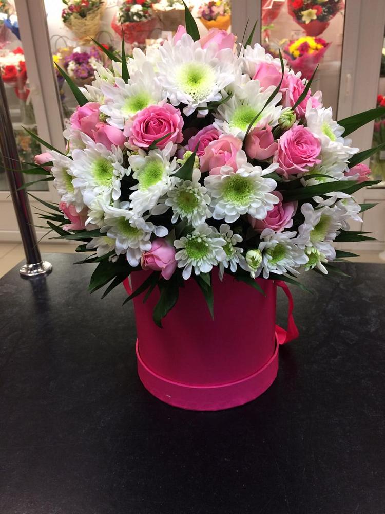 Цветочная композиция из Розы и Хризантемы в шляпной коробке в Горки