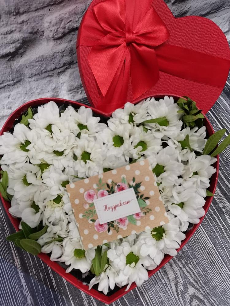Цветочная композиция из Хризантемы в виде сердца в Горки