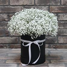 Цветочная композиция из Гипсофила в шляпной коробке в Горки