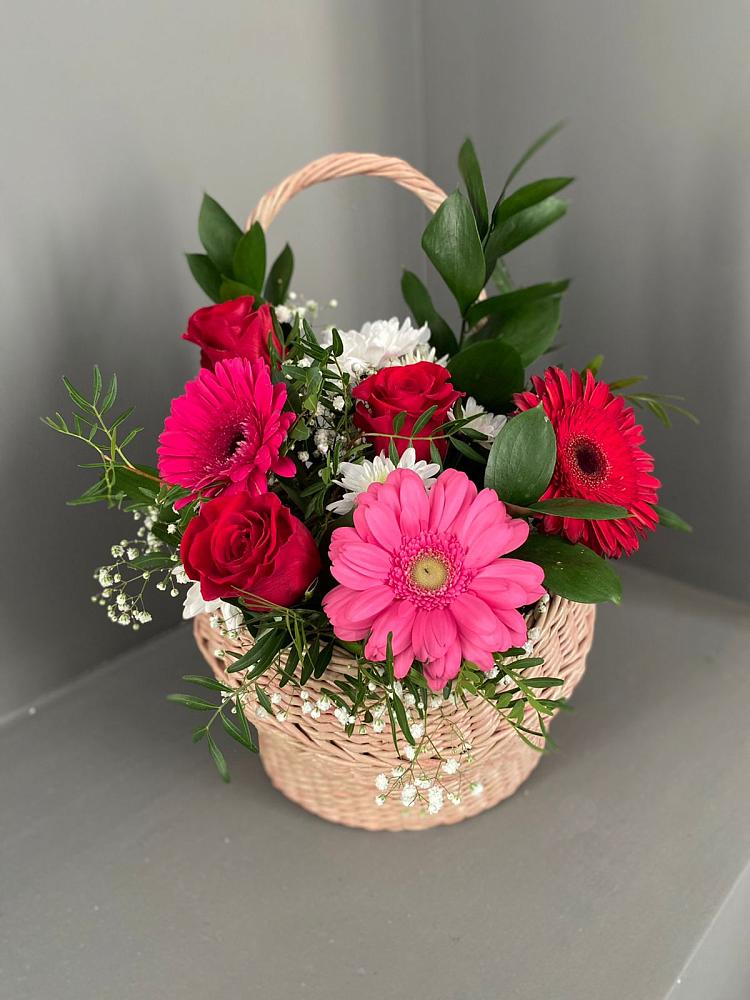 Цветочная композиция из Розы, Хризантемы и Герберы в корзине в Горки