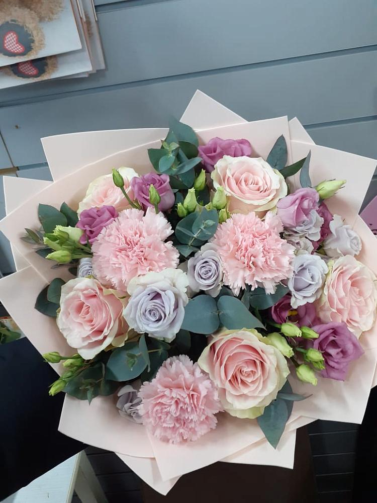 Букет цветов из: Розы, Гвоздики и Лизиантусы в Горки