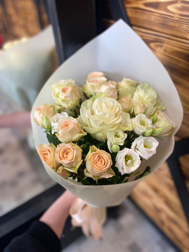 Букет цветов из: Розы и Лизиантусы в Горки